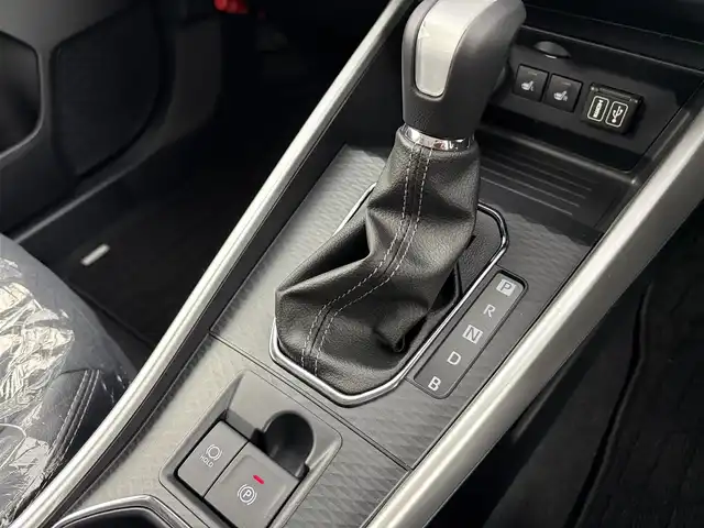 ダイハツ ロッキー プレミアム G HEV 愛知県 2025(令7)年 0.1千km ブラックマイカメタリック/シャイニングホワイトパール 純正ディスプレイオーディオ/（Bluetooth/フルセグTV/AM/FM/HDMI/USB）/スマートアシスト/全方位カメラ/ハーフレザー/シートヒーター/電動格納ミラー/電子パーキング/オートホールド/LEDライト/オートライト/純正フロアマット/スマートキー/レーンキープ/ステアリングリモコン