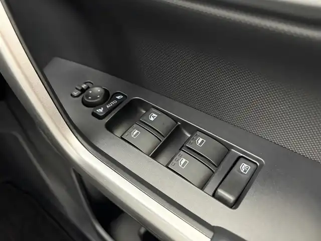 ダイハツ ロッキー プレミアム G HEV 愛知県 2025(令7)年 0.1千km ブラックマイカメタリック/シャイニングホワイトパール 純正ディスプレイオーディオ/（Bluetooth/フルセグTV/AM/FM/HDMI/USB）/スマートアシスト/全方位カメラ/ハーフレザー/シートヒーター/電動格納ミラー/電子パーキング/オートホールド/LEDライト/オートライト/純正フロアマット/スマートキー/レーンキープ/ステアリングリモコン