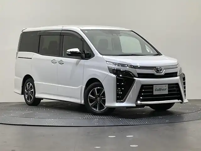 トヨタ ヴォクシー ZS 煌Ⅱ 愛媛県 2020(令2)年 3.4万km ホワイトパールクリスタルシャイン ・純正ナビ(フルセグ/CD/DVD/BT)/・純正フリップダウンモニター/・プリクラッシュセーフティ/・バックカメラ/・クルーズコントロール/・アイドリングストップ/・両側パワースライドドア/・純正前方ドライブレコーダー/・純正16インチアルミホイール/・純正フロアマット/・ビルトインETC2.0