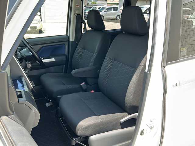 トヨタ タンク カスタムG－T 石川県 2017(平29)年 8.5万km パールホワイトⅢ 純正ナビ（NSZT-W66T）/　AM/FM/CD/DVD/Bluetooth/フルセグ）/バックカメラ/プリクラッシュセーフティ/クルーズコントロール/ビルトインETC2.0/前ドライブレコーダー（DRT-H66A)/両側パワースライドドア/LEDヘッドライト/革巻きステアリング/ステアリングスイッチ/オートライト/スマートキー/ナビ取扱説明書/車両取扱説明書