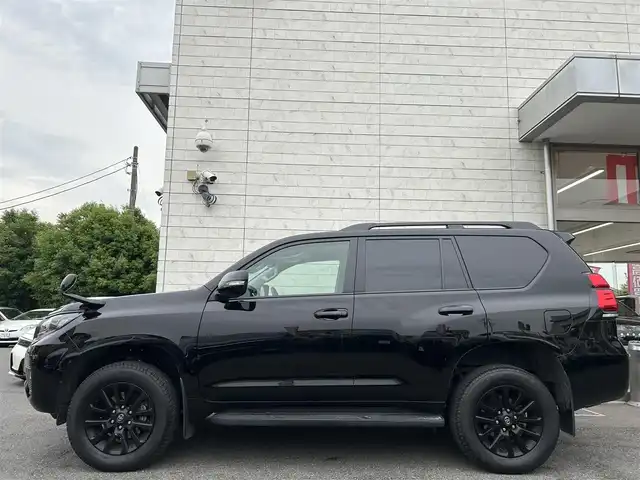 トヨタ ランドクルーザー プラド TX Lパッケージ マットブラED 埼玉県 2023(令5)年 1.7万km ブラック ワンオーナー/OPサンルーフ/ルーフレール/7人乗り/黒レザーシート/パワーシート/シートヒーター/エアシート/純正SDナビ(NMZW-Y73D)/フルセグTV/Bluetooth/AM/FM/CD/DVD/HDMI/ヘッドライトウォッシャー/オートマチックハイビーム/レーンキープアシスト/衝突軽減/2ndSTART/追従クルーズコントロール/バックカメラ/保証書/記録簿/取扱説明書/ETC