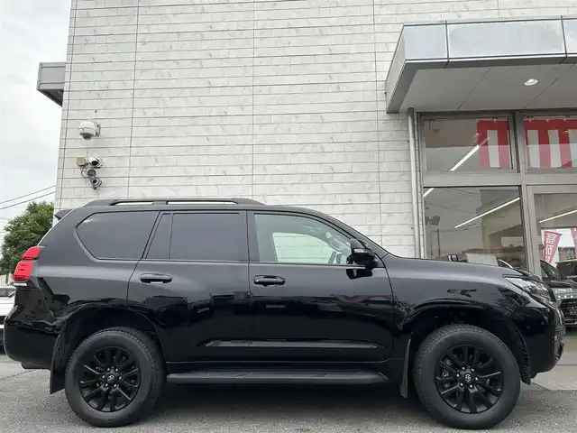 トヨタ ランドクルーザー プラド TX Lパッケージ マットブラED 埼玉県 2023(令5)年 1.7万km ブラック ワンオーナー/OPサンルーフ/ルーフレール/7人乗り/黒レザーシート/パワーシート/シートヒーター/エアシート/純正SDナビ(NMZW-Y73D)/フルセグTV/Bluetooth/AM/FM/CD/DVD/HDMI/ヘッドライトウォッシャー/オートマチックハイビーム/レーンキープアシスト/衝突軽減/2ndSTART/追従クルーズコントロール/バックカメラ/保証書/記録簿/取扱説明書/ETC