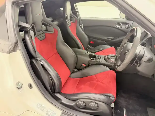 日産 フェアレディ Ｚ ニスモ 兵庫県 2018(平30)年 2.9万km ブリリアントホワイトパール 純正HDDナビ/フルセグ CD DVD BT MSV AUX/純正RECAROシート/ハーフレザーシート/BOSEサウンド/バックカメラ/ドライブレコーダー/ビルトインETC/パドルシフト/HIDヘッドライト/オートライト/オーリンズ車高調/ニスモマフラー/ニスモコンピューター/純正19インチアルミホイール/スマートキー/スペアキー/取扱い説明書/新車時保証書