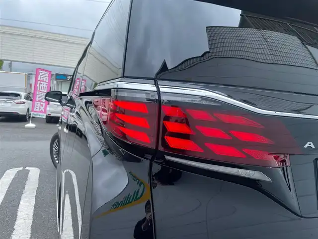 トヨタ アルファードハイブリット エグゼクティブ ラウンジ 埼玉県 2024(令6)年 1.3万km ブラック /ワンオーナー//左右独立ムーンルーフ//純正メモリナビ//フルセグTV//全方位モニター//黒レザーシート//パワーシート//シートヒーター//エアシート//両側パワースライドドア//パワーバックドア//アダプティブクルーズコントロール//ビルトインETC2.0//スマートキー×2//LEDヘッドライト/LEDフォグ//デジタルインナーミラー//ステアリングヒーター//2ndシートオットマン//PCS/LDA/BSM//RCTA/PKSB/RSA//クリアランスソナー//W.サイド.カーテンエアバッグ//ABS//横滑り防止装置//パドルシフト//革巻きステアリング//オートライト/オートハイビーム//左右オートステップ//プライバシーガラス//ドアバイザー//純正17インチAW//新車時保証書//ユーザーガイド
