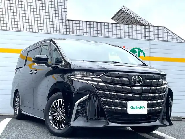 トヨタ アルファードハイブリット エグゼクティブ ラウンジ 埼玉県 2024(令6)年 1.3万km ブラック /ワンオーナー//左右独立ムーンルーフ//純正メモリナビ//フルセグTV//全方位モニター//黒レザーシート//パワーシート//シートヒーター//エアシート//両側パワースライドドア//パワーバックドア//アダプティブクルーズコントロール//ビルトインETC2.0//スマートキー×2//LEDヘッドライト/LEDフォグ//デジタルインナーミラー//ステアリングヒーター//2ndシートオットマン//PCS/LDA/BSM//RCTA/PKSB/RSA//クリアランスソナー//W.サイド.カーテンエアバッグ//ABS//横滑り防止装置//パドルシフト//革巻きステアリング//オートライト/オートハイビーム//左右オートステップ//プライバシーガラス//ドアバイザー//純正17インチAW//新車時保証書//ユーザーガイド