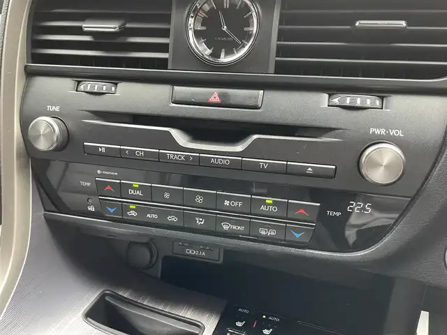 レクサス ＲＸ 300 Fスポーツ 滋賀県 2020(令2)年 7.2万km ブラック 禁煙車/ムーンルーフ/純正12.3型ナビ/（CD/DVD/Blu-ray/SD/BT/フルセグTV/AUX/USB/FM/AM）/Lexus Safety System+/・プリクラッシュセーフティ（PCS）/・交差点衝突回避支援/・緊急時操舵支援/・低速時加速抑制/・レーンキーピングアシスト（LKA）/・レーダークルーズコントロール（全車速追従機能付き）/・オートマチックハイビーム/・パーキングサポートブレーキ（PKSB）/・ブラインドスポットモニター（BSM）/・パノラミックビューモニター/ビルトインETC2.0/ドライブレコーダー/前席シートベンチレーション/全席シートヒーター/前席パワーシート（メモリー機能付）/ヘッドアップディスプレイ/パワーバックドア/パドルシフト/デュアルエアコン/充電用USBポート/オートブレーキホールド/電動パーキングブレーキ/純正ドアバイザー/純正フロアマット/純正20インチAW