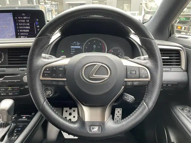レクサス ＲＸ 300 Fスポーツ 滋賀県 2020(令2)年 7.2万km ブラック 禁煙車/ムーンルーフ/純正12.3型ナビ/（CD/DVD/Blu-ray/SD/BT/フルセグTV/AUX/USB/FM/AM）/Lexus Safety System+/・プリクラッシュセーフティ（PCS）/・交差点衝突回避支援/・緊急時操舵支援/・低速時加速抑制/・レーンキーピングアシスト（LKA）/・レーダークルーズコントロール（全車速追従機能付き）/・オートマチックハイビーム/・パーキングサポートブレーキ（PKSB）/・ブラインドスポットモニター（BSM）/・パノラミックビューモニター/ビルトインETC2.0/ドライブレコーダー/前席シートベンチレーション/全席シートヒーター/前席パワーシート（メモリー機能付）/ヘッドアップディスプレイ/パワーバックドア/パドルシフト/デュアルエアコン/充電用USBポート/オートブレーキホールド/電動パーキングブレーキ/純正ドアバイザー/純正フロアマット/純正20インチAW