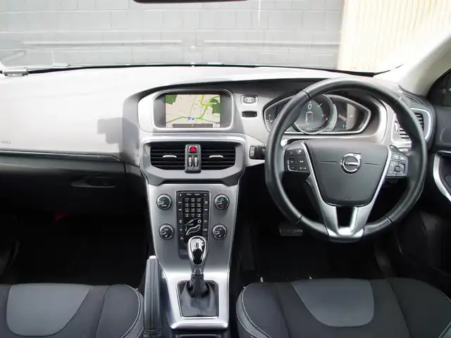 ボルボ Ｖ４０ D4 ダイナミックエディション 埼玉県 2017(平29)年 2.5万km シルバー 特別仕様車 /アダプティブクルーズコントロール /インテリセーフ パークセンサー /ブラインドスポットモニター /バックカメラ/純正ナビ /ドラレコ /ETC/前席シートヒーター /純正18インチAW /シートポジションメモリー機能/TV付ですが、接続が悪くチェックをはずしています。