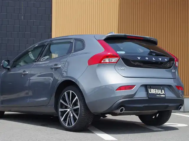 ボルボ Ｖ４０ D4 ダイナミックエディション 埼玉県 2017(平29)年 2.5万km シルバー 特別仕様車 /アダプティブクルーズコントロール /インテリセーフ パークセンサー /ブラインドスポットモニター /バックカメラ/純正ナビ /ドラレコ /ETC/前席シートヒーター /純正18インチAW /シートポジションメモリー機能/TV付ですが、接続が悪くチェックをはずしています。