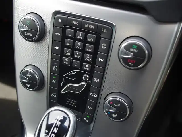 ボルボ Ｖ４０ D4 ダイナミックエディション 埼玉県 2017(平29)年 2.5万km シルバー 特別仕様車 /アダプティブクルーズコントロール /インテリセーフ パークセンサー /ブラインドスポットモニター /バックカメラ/純正ナビ /ドラレコ /ETC/前席シートヒーター /純正18インチAW /シートポジションメモリー機能/TV付ですが、接続が悪くチェックをはずしています。