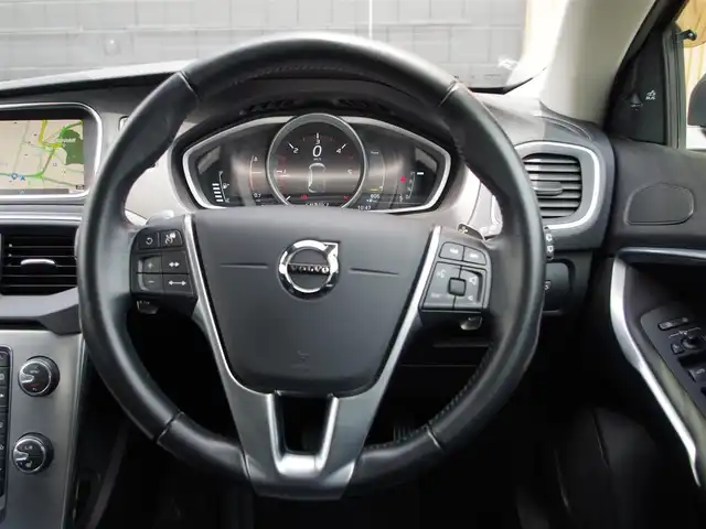 ボルボ Ｖ４０ D4 ダイナミックエディション 埼玉県 2017(平29)年 2.5万km シルバー 特別仕様車 /アダプティブクルーズコントロール /インテリセーフ パークセンサー /ブラインドスポットモニター /バックカメラ/純正ナビ /ドラレコ /ETC/前席シートヒーター /純正18インチAW /シートポジションメモリー機能/TV付ですが、接続が悪くチェックをはずしています。