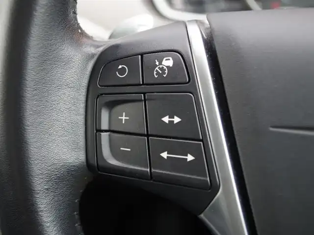 ボルボ Ｖ４０ D4 ダイナミックエディション 埼玉県 2017(平29)年 2.5万km シルバー 特別仕様車 /アダプティブクルーズコントロール /インテリセーフ パークセンサー /ブラインドスポットモニター /バックカメラ/純正ナビ /ドラレコ /ETC/前席シートヒーター /純正18インチAW /シートポジションメモリー機能/TV付ですが、接続が悪くチェックをはずしています。
