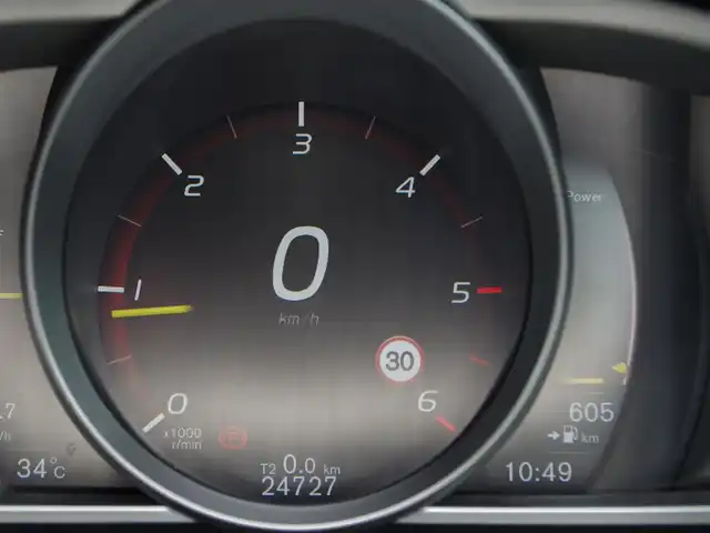 ボルボ Ｖ４０ D4 ダイナミックエディション 埼玉県 2017(平29)年 2.5万km シルバー 特別仕様車 /アダプティブクルーズコントロール /インテリセーフ パークセンサー /ブラインドスポットモニター /バックカメラ/純正ナビ /ドラレコ /ETC/前席シートヒーター /純正18インチAW /シートポジションメモリー機能/TV付ですが、接続が悪くチェックをはずしています。