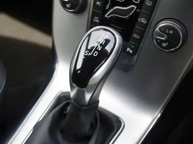 ボルボ Ｖ４０ D4 ダイナミックエディション 埼玉県 2017(平29)年 2.5万km シルバー 特別仕様車 /アダプティブクルーズコントロール /インテリセーフ パークセンサー /ブラインドスポットモニター /バックカメラ/純正ナビ /ドラレコ /ETC/前席シートヒーター /純正18インチAW /シートポジションメモリー機能/TV付ですが、接続が悪くチェックをはずしています。