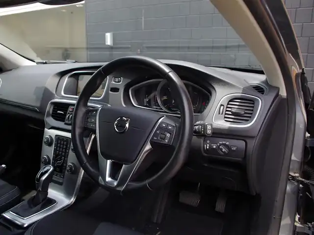 ボルボ Ｖ４０ D4 ダイナミックエディション 埼玉県 2017(平29)年 2.5万km シルバー 特別仕様車 /アダプティブクルーズコントロール /インテリセーフ パークセンサー /ブラインドスポットモニター /バックカメラ/純正ナビ /ドラレコ /ETC/前席シートヒーター /純正18インチAW /シートポジションメモリー機能/TV付ですが、接続が悪くチェックをはずしています。