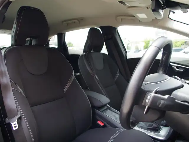 ボルボ Ｖ４０ D4 ダイナミックエディション 埼玉県 2017(平29)年 2.5万km シルバー 特別仕様車 /アダプティブクルーズコントロール /インテリセーフ パークセンサー /ブラインドスポットモニター /バックカメラ/純正ナビ /ドラレコ /ETC/前席シートヒーター /純正18インチAW /シートポジションメモリー機能/TV付ですが、接続が悪くチェックをはずしています。