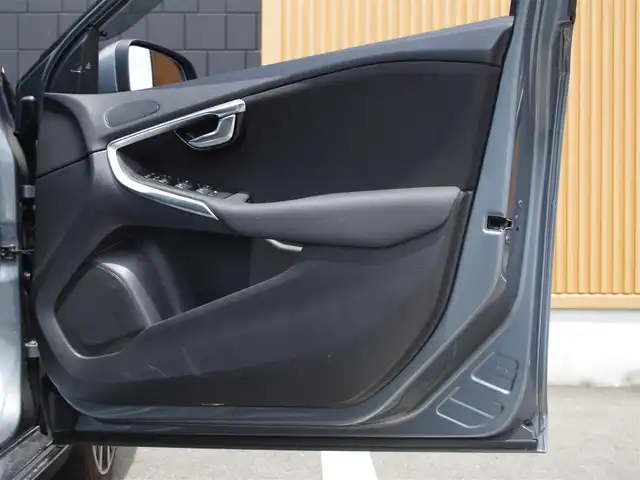 ボルボ Ｖ４０ D4 ダイナミックエディション 埼玉県 2017(平29)年 2.5万km シルバー 特別仕様車 /アダプティブクルーズコントロール /インテリセーフ パークセンサー /ブラインドスポットモニター /バックカメラ/純正ナビ /ドラレコ /ETC/前席シートヒーター /純正18インチAW /シートポジションメモリー機能/TV付ですが、接続が悪くチェックをはずしています。