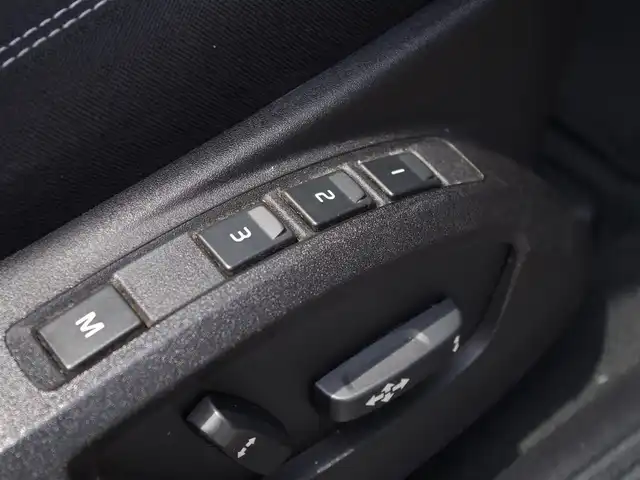 ボルボ Ｖ４０ D4 ダイナミックエディション 埼玉県 2017(平29)年 2.5万km シルバー 特別仕様車 /アダプティブクルーズコントロール /インテリセーフ パークセンサー /ブラインドスポットモニター /バックカメラ/純正ナビ /ドラレコ /ETC/前席シートヒーター /純正18インチAW /シートポジションメモリー機能/TV付ですが、接続が悪くチェックをはずしています。