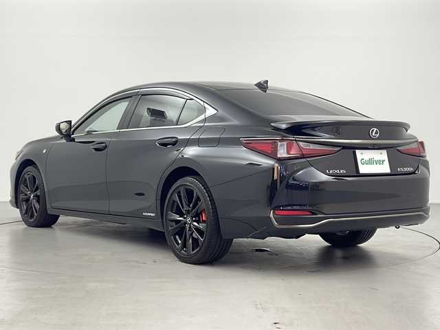 レクサス ＥＳ 300h Fスポーツ 岐阜県 2022(令4)年 3.2万km グラファイトブラックガラスフレーク “F SPORT”オレンジブレーキキャリパー/純正12.3インチディスプレイオーディオ＋/・AM/FM/・CD/USB/AUX/・Bluetooth/サンルーフ/レーダークルーズコントロール/レザーシート/・パワーシート(D席/N席)/・シートヒーター(D席/N席)/・エアシート(D席/N席)/BSM/コーナーセンサー/ビルトインETC2.0/革巻きステアリング/・ステアリングヒーター/・ステアリングリモコン/・パドルシフト/LEDヘッドライト/・オートライト/・オートマチックハイビーム/純正フロアマット/純正19インチアルミホイール/サンシェード