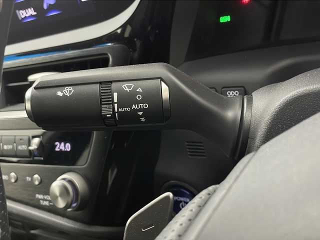 レクサス ＥＳ 300h Fスポーツ 岐阜県 2022(令4)年 3.2万km グラファイトブラックガラスフレーク “F SPORT”オレンジブレーキキャリパー/純正12.3インチディスプレイオーディオ＋/・AM/FM/・CD/USB/AUX/・Bluetooth/サンルーフ/レーダークルーズコントロール/レザーシート/・パワーシート(D席/N席)/・シートヒーター(D席/N席)/・エアシート(D席/N席)/BSM/コーナーセンサー/ビルトインETC2.0/革巻きステアリング/・ステアリングヒーター/・ステアリングリモコン/・パドルシフト/LEDヘッドライト/・オートライト/・オートマチックハイビーム/純正フロアマット/純正19インチアルミホイール/サンシェード