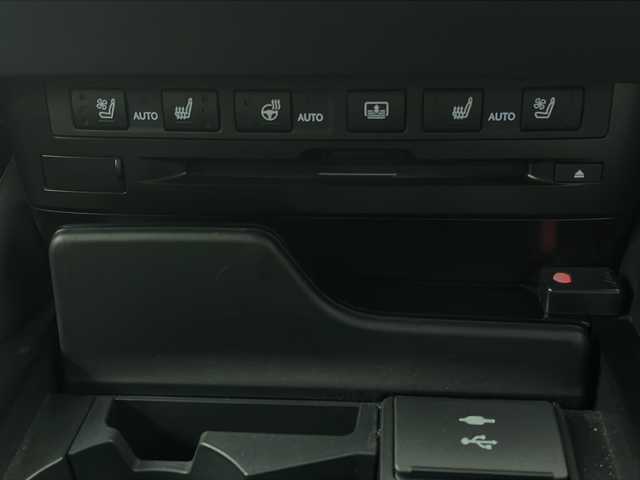 レクサス ＥＳ 300h Fスポーツ 岐阜県 2022(令4)年 3.2万km グラファイトブラックガラスフレーク “F SPORT”オレンジブレーキキャリパー/純正12.3インチディスプレイオーディオ＋/・AM/FM/・CD/USB/AUX/・Bluetooth/サンルーフ/レーダークルーズコントロール/レザーシート/・パワーシート(D席/N席)/・シートヒーター(D席/N席)/・エアシート(D席/N席)/BSM/コーナーセンサー/ビルトインETC2.0/革巻きステアリング/・ステアリングヒーター/・ステアリングリモコン/・パドルシフト/LEDヘッドライト/・オートライト/・オートマチックハイビーム/純正フロアマット/純正19インチアルミホイール/サンシェード