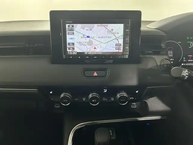 ホンダ ヴェゼル ハイブリッド e:HEV Z 佐賀県 2023(令5)年 0.6万km クリスタルブラックパール 純正7インチGathersナビ【VXM-235Ci】/【DVD.CD.Bluetooth】/バックカメラ/衝突被害軽減システム/レーダークルーズコントロール/レーンアシスト/ブラインドスポットモニター/先行車発進お知らせ機能/ロードサインアシスト/クリアランスソナー/オートライト/オートマチックハイビーム/ダウンヒルアシストコントロール/オートワイパー/ブレーキホールド/前後ドライブレコーダー/パワーバックドア/ステアリングヒーター/ハーフレザーシート/ETC/シーケンシャルウィンカー/LEDヘッドライト/フォグライト/ISOFIX対応シート/スマートキー/スペアキー×1/パドルシフト