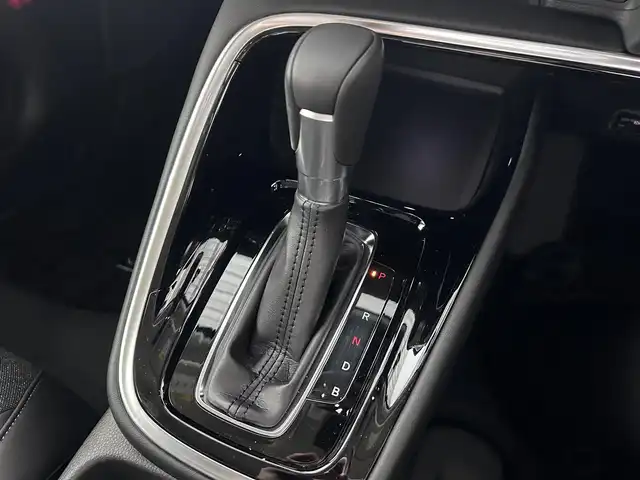 ホンダ ヴェゼル ハイブリッド e:HEV Z 佐賀県 2023(令5)年 0.6万km クリスタルブラックパール 純正7インチGathersナビ【VXM-235Ci】/【DVD.CD.Bluetooth】/バックカメラ/衝突被害軽減システム/レーダークルーズコントロール/レーンアシスト/ブラインドスポットモニター/先行車発進お知らせ機能/ロードサインアシスト/クリアランスソナー/オートライト/オートマチックハイビーム/ダウンヒルアシストコントロール/オートワイパー/ブレーキホールド/前後ドライブレコーダー/パワーバックドア/ステアリングヒーター/ハーフレザーシート/ETC/シーケンシャルウィンカー/LEDヘッドライト/フォグライト/ISOFIX対応シート/スマートキー/スペアキー×1/パドルシフト
