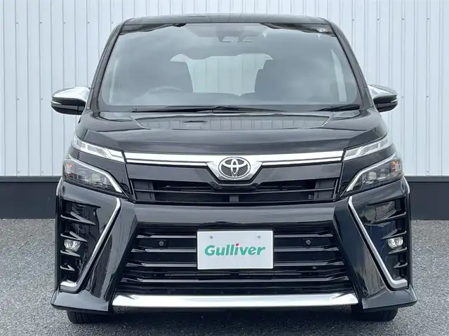 トヨタ ヴォクシー ZS 煌Ⅲ 千葉県 2021(令3)年 2.4万km ブラック 純正9インチナビ/(フルセグTV/BT/CD/DVD/FM/AM)/バックカメラ/衝突被害軽減システム/車線逸脱警報/クルーズコントロール/ハーフレザーシート/両側パワースライドドア/横滑り防止装置/ビルトインETC/アイドリングストップ/LEDヘッドライト/フォグランプ/オートライト/ウィンカーミラー/電動格納ミラー/純正16インチAW/シートリフター/プッシュスタート/スマートキー/フロアマット/ドアバイザー/保証書/取扱説明書