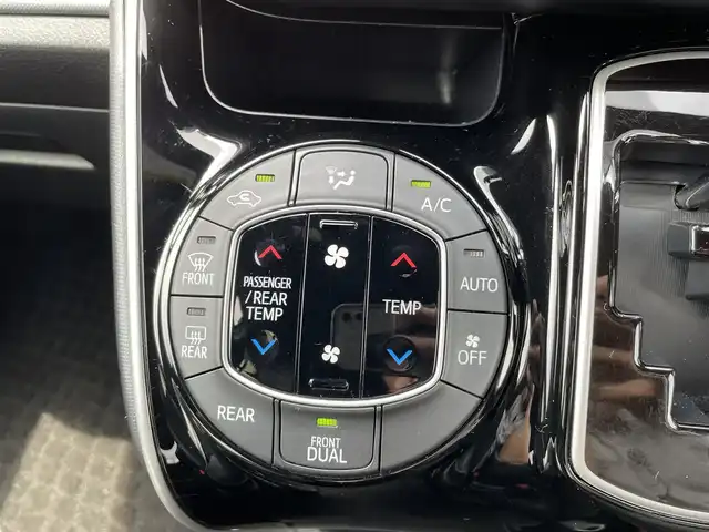 トヨタ ヴォクシー ZS 煌Ⅲ 千葉県 2021(令3)年 2.4万km ブラック 純正9インチナビ/(フルセグTV/BT/CD/DVD/FM/AM)/バックカメラ/衝突被害軽減システム/車線逸脱警報/クルーズコントロール/ハーフレザーシート/両側パワースライドドア/横滑り防止装置/ビルトインETC/アイドリングストップ/LEDヘッドライト/フォグランプ/オートライト/ウィンカーミラー/電動格納ミラー/純正16インチAW/シートリフター/プッシュスタート/スマートキー/フロアマット/ドアバイザー/保証書/取扱説明書