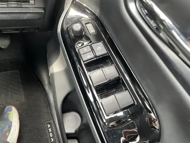 トヨタ ヴォクシー ZS 煌Ⅲ 千葉県 2021(令3)年 2.4万km ブラック 純正9インチナビ/(フルセグTV/BT/CD/DVD/FM/AM)/バックカメラ/衝突被害軽減システム/車線逸脱警報/クルーズコントロール/ハーフレザーシート/両側パワースライドドア/横滑り防止装置/ビルトインETC/アイドリングストップ/LEDヘッドライト/フォグランプ/オートライト/ウィンカーミラー/電動格納ミラー/純正16インチAW/シートリフター/プッシュスタート/スマートキー/フロアマット/ドアバイザー/保証書/取扱説明書