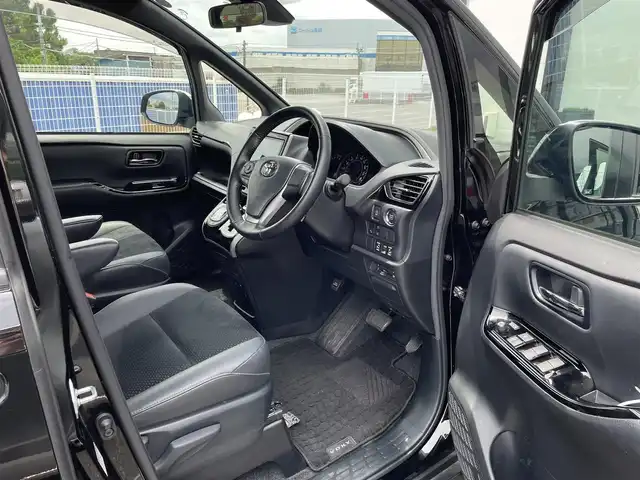 トヨタ ヴォクシー ZS 煌Ⅲ 千葉県 2021(令3)年 2.4万km ブラック 純正9インチナビ/(フルセグTV/BT/CD/DVD/FM/AM)/バックカメラ/衝突被害軽減システム/車線逸脱警報/クルーズコントロール/ハーフレザーシート/両側パワースライドドア/横滑り防止装置/ビルトインETC/アイドリングストップ/LEDヘッドライト/フォグランプ/オートライト/ウィンカーミラー/電動格納ミラー/純正16インチAW/シートリフター/プッシュスタート/スマートキー/フロアマット/ドアバイザー/保証書/取扱説明書