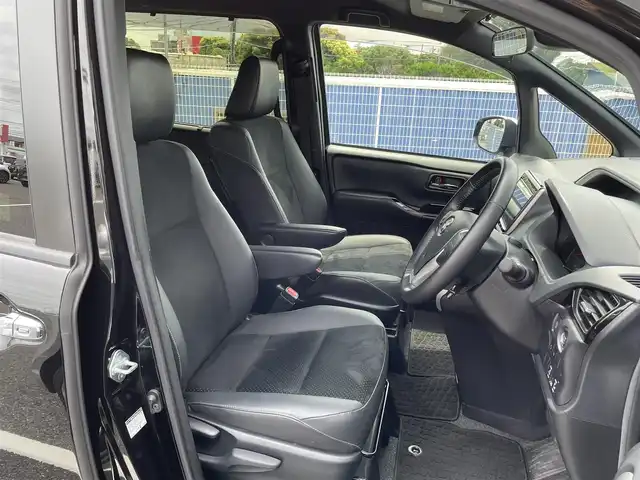 トヨタ ヴォクシー ZS 煌Ⅲ 千葉県 2021(令3)年 2.4万km ブラック 純正9インチナビ/(フルセグTV/BT/CD/DVD/FM/AM)/バックカメラ/衝突被害軽減システム/車線逸脱警報/クルーズコントロール/ハーフレザーシート/両側パワースライドドア/横滑り防止装置/ビルトインETC/アイドリングストップ/LEDヘッドライト/フォグランプ/オートライト/ウィンカーミラー/電動格納ミラー/純正16インチAW/シートリフター/プッシュスタート/スマートキー/フロアマット/ドアバイザー/保証書/取扱説明書