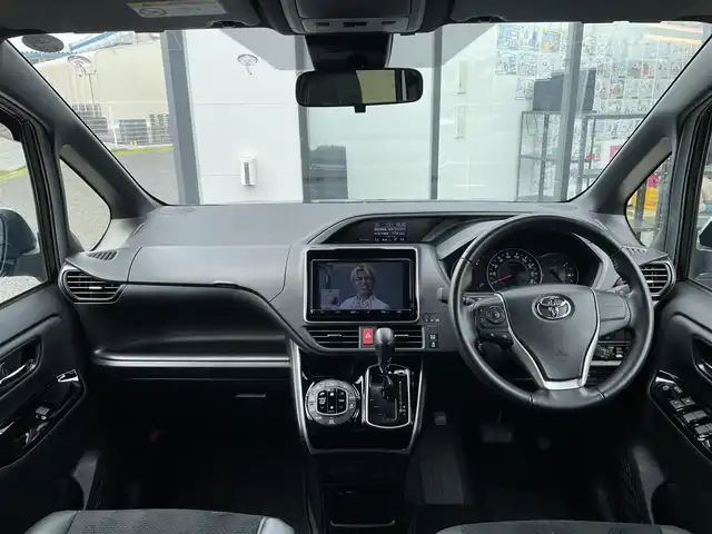 トヨタ ヴォクシー ZS 煌Ⅲ 千葉県 2021(令3)年 2.4万km ブラック 純正9インチナビ/(フルセグTV/BT/CD/DVD/FM/AM)/バックカメラ/衝突被害軽減システム/車線逸脱警報/クルーズコントロール/ハーフレザーシート/両側パワースライドドア/横滑り防止装置/ビルトインETC/アイドリングストップ/LEDヘッドライト/フォグランプ/オートライト/ウィンカーミラー/電動格納ミラー/純正16インチAW/シートリフター/プッシュスタート/スマートキー/フロアマット/ドアバイザー/保証書/取扱説明書