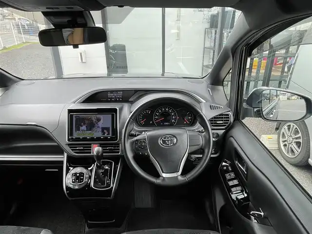 トヨタ ヴォクシー ZS 煌Ⅲ 千葉県 2021(令3)年 2.4万km ブラック 純正9インチナビ/(フルセグTV/BT/CD/DVD/FM/AM)/バックカメラ/衝突被害軽減システム/車線逸脱警報/クルーズコントロール/ハーフレザーシート/両側パワースライドドア/横滑り防止装置/ビルトインETC/アイドリングストップ/LEDヘッドライト/フォグランプ/オートライト/ウィンカーミラー/電動格納ミラー/純正16インチAW/シートリフター/プッシュスタート/スマートキー/フロアマット/ドアバイザー/保証書/取扱説明書
