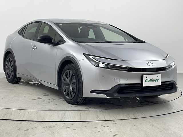 トヨタ プリウス X 熊本県 2023(令5)年 5万km シルバーメタリック 社外メモリナビ/・BT/FM/AM/・バックカメラ　/トヨタセーフティセンス/・プリクラッシュセーフティ/・レーンディパーチャアラート/・ブラインドスポットモニター/・クリアランスソナー/・パーキングサポートブレーキ/・ロードサインアシスト/・レーダークルーズコントロール/・オートマチックハイビーム/ETC/ステアリングリモコン/オートライト/LEDヘッドライト/ヘッドライトレベライザー/電動パーキング/オートホールド/スマートキー/プッシュスタート/社外フロアマット