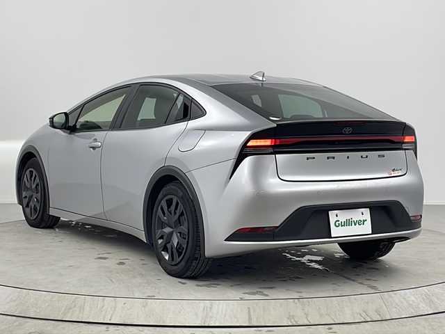 トヨタ プリウス X 熊本県 2023(令5)年 5万km シルバーメタリック 社外メモリナビ/・BT/FM/AM/・バックカメラ　/トヨタセーフティセンス/・プリクラッシュセーフティ/・レーンディパーチャアラート/・ブラインドスポットモニター/・クリアランスソナー/・パーキングサポートブレーキ/・ロードサインアシスト/・レーダークルーズコントロール/・オートマチックハイビーム/ETC/ステアリングリモコン/オートライト/LEDヘッドライト/ヘッドライトレベライザー/電動パーキング/オートホールド/スマートキー/プッシュスタート/社外フロアマット