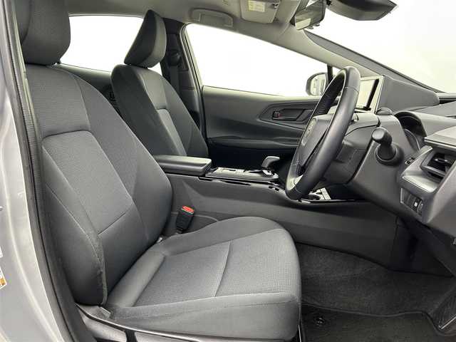 トヨタ プリウス X 福岡県 2023(令5)年 5万km シルバーメタリック 社外ナビ（ＢＴ）　/バックカメラ　/ＥＴＣ　/レーダークルーズコントロール　/コーナーセンサー　/トヨタセーフティセンス　/衝突被害軽減ブレーキ　/レーンキープ　/ＢＳＭ　/アクセル踏み間違い防止　/ＬＥＤヘッドライト