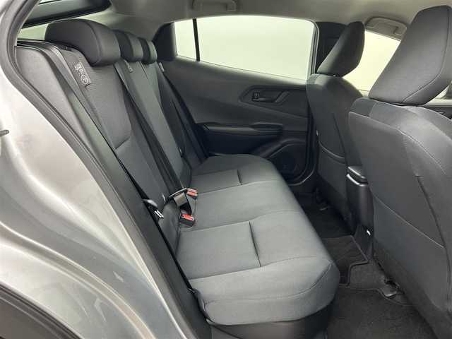 トヨタ プリウス X 福岡県 2023(令5)年 5万km シルバーメタリック 社外ナビ（ＢＴ）　/バックカメラ　/ＥＴＣ　/レーダークルーズコントロール　/コーナーセンサー　/トヨタセーフティセンス　/衝突被害軽減ブレーキ　/レーンキープ　/ＢＳＭ　/アクセル踏み間違い防止　/ＬＥＤヘッドライト