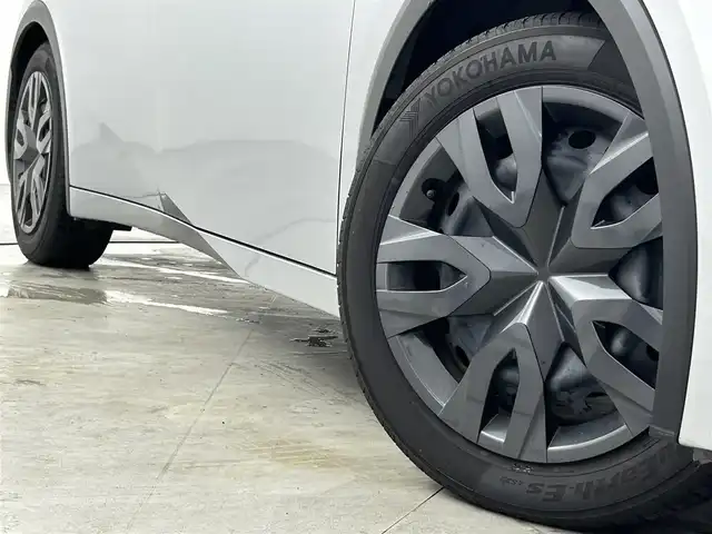 トヨタ プリウス X 福岡県 2023(令5)年 5万km シルバーメタリック 社外ナビ（ＢＴ）　/バックカメラ　/ＥＴＣ　/レーダークルーズコントロール　/コーナーセンサー　/トヨタセーフティセンス　/衝突被害軽減ブレーキ　/レーンキープ　/ＢＳＭ　/アクセル踏み間違い防止　/ＬＥＤヘッドライト