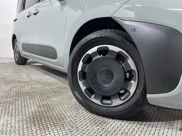 トヨタ シエンタ ハイブリッド Z 大阪府 2024(令6)年 0.5万km アーバンカーキ トヨタチームメイト　アドバンスドパーク　純正１０．５ｉｎｃＤオーディオＴＶ　３６０カメラ　後席モニター　シート＆ハンドルヒーター　衝突軽減　レーダーＣ　クリアランスソナー　ＢＳＭ　１００Ｖ電源