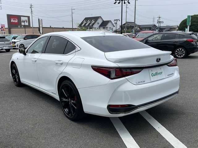 レクサス ＥＳ 300h Fスポーツ 岐阜県 2022(令4)年 4.9万km ホワイトノーヴァガラスフレーク 登録時走行距離：48753km/純正メーカーナビ/パノラミックビューモニター/BT・フルセグテレビ/サンルーフ/Fスポーツ専用オレンジキャリパ/カラーヘッドアップディスプレイ/パーキングサポートブレーキ/デジタルインナーミラー/ビルトインETC/クルーズコントロール/前後コーナーセンサー/レザーシート/シートヒーター/エアシート/パワーバックドア/パワーシート/前後ドライブレコーダー/レーンキープアシスト/衝突被害軽減システム/オートマチックハイビーム/LEDヘッドライト/スペアキー