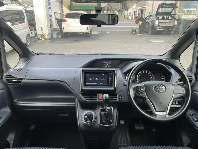 トヨタ ヴォクシー ZS 埼玉県 2014(平26)年 9.9万km ブラック (株)IDOMが運営する【じしゃロン鳩ヶ谷店】の自社ローン専用車両になりますこちらは現金またはオートローンご利用時の価格です。自社ローンご希望の方は別途その旨お申付け下さい/純正ナビ/（CD/DVD/BT/ＳＤ/AM/FM）/フルセグＴＶ/バックカメラ/片側パワースライドドア/アイドリングストップ/純正アルミホイール/純正フロアマット/コーナーセンサー/スマートキー/プッシュスタートボタン/ビルドインＥＴＣ/LEDオートライト/フロントフォグランプ/オートエアコン