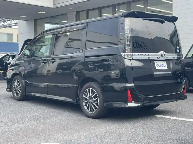 トヨタ ヴォクシー ZS 埼玉県 2014(平26)年 9.9万km ブラック (株)IDOMが運営する【じしゃロン鳩ヶ谷店】の自社ローン専用車両になりますこちらは現金またはオートローンご利用時の価格です。自社ローンご希望の方は別途その旨お申付け下さい/純正ナビ/（CD/DVD/BT/ＳＤ/AM/FM）/フルセグＴＶ/バックカメラ/片側パワースライドドア/アイドリングストップ/純正アルミホイール/純正フロアマット/コーナーセンサー/スマートキー/プッシュスタートボタン/ビルドインＥＴＣ/LEDオートライト/フロントフォグランプ/オートエアコン