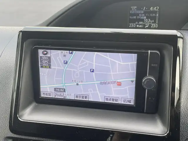 トヨタ ヴォクシー ZS 埼玉県 2014(平26)年 9.9万km ブラック (株)IDOMが運営する【じしゃロン鳩ヶ谷店】の自社ローン専用車両になりますこちらは現金またはオートローンご利用時の価格です。自社ローンご希望の方は別途その旨お申付け下さい/純正ナビ/（CD/DVD/BT/ＳＤ/AM/FM）/フルセグＴＶ/バックカメラ/片側パワースライドドア/アイドリングストップ/純正アルミホイール/純正フロアマット/コーナーセンサー/スマートキー/プッシュスタートボタン/ビルドインＥＴＣ/LEDオートライト/フロントフォグランプ/オートエアコン