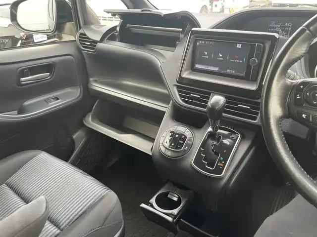 トヨタ ヴォクシー ZS 埼玉県 2014(平26)年 9.9万km ブラック (株)IDOMが運営する【じしゃロン鳩ヶ谷店】の自社ローン専用車両になりますこちらは現金またはオートローンご利用時の価格です。自社ローンご希望の方は別途その旨お申付け下さい/純正ナビ/（CD/DVD/BT/ＳＤ/AM/FM）/フルセグＴＶ/バックカメラ/片側パワースライドドア/アイドリングストップ/純正アルミホイール/純正フロアマット/コーナーセンサー/スマートキー/プッシュスタートボタン/ビルドインＥＴＣ/LEDオートライト/フロントフォグランプ/オートエアコン