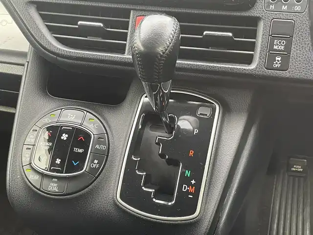 トヨタ ヴォクシー ZS 埼玉県 2014(平26)年 9.9万km ブラック (株)IDOMが運営する【じしゃロン鳩ヶ谷店】の自社ローン専用車両になりますこちらは現金またはオートローンご利用時の価格です。自社ローンご希望の方は別途その旨お申付け下さい/純正ナビ/（CD/DVD/BT/ＳＤ/AM/FM）/フルセグＴＶ/バックカメラ/片側パワースライドドア/アイドリングストップ/純正アルミホイール/純正フロアマット/コーナーセンサー/スマートキー/プッシュスタートボタン/ビルドインＥＴＣ/LEDオートライト/フロントフォグランプ/オートエアコン