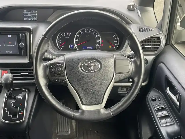 トヨタ ヴォクシー ZS 埼玉県 2014(平26)年 9.9万km ブラック (株)IDOMが運営する【じしゃロン鳩ヶ谷店】の自社ローン専用車両になりますこちらは現金またはオートローンご利用時の価格です。自社ローンご希望の方は別途その旨お申付け下さい/純正ナビ/（CD/DVD/BT/ＳＤ/AM/FM）/フルセグＴＶ/バックカメラ/片側パワースライドドア/アイドリングストップ/純正アルミホイール/純正フロアマット/コーナーセンサー/スマートキー/プッシュスタートボタン/ビルドインＥＴＣ/LEDオートライト/フロントフォグランプ/オートエアコン