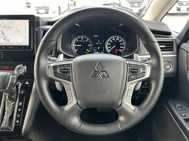 三菱 デリカＤ：５ P 岡山県 2022(令4)年 2.4万km グラファイトグレーメタリック/ブラックマイカ カロッツェリア9インチナビ/フルセグTV、CD、DVD、Bluetooth、AM、FM/全方位カメラ/ETC/パワーシート/両側パワースライドドア/電動リアゲート/左側オートステップ/ステアリングヒーター/LEDヘッドライト/パドルシフト