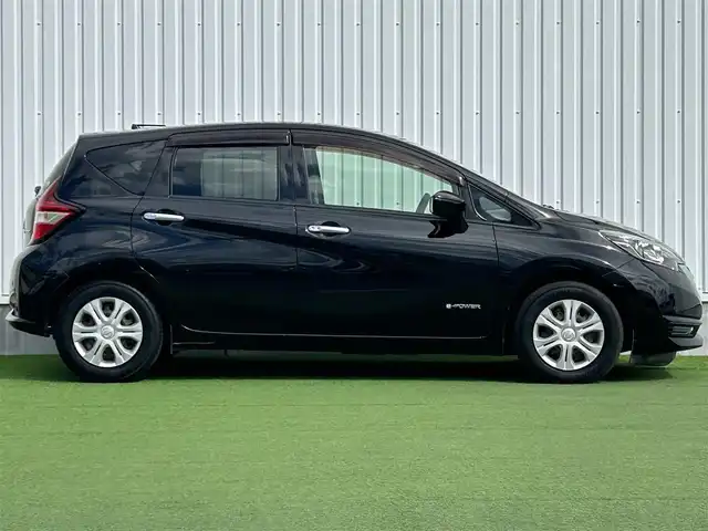 日産 ノート e－パワー X 香川県 2016(平28)年 2万km スーパーブラック 純正ナビ：MM316D-W/【CD/DVD/SD/Bluetooth】/地デジ対応TV/全方位　/エマージェンシーブレーキ　/インテリジェントデジタルインナーミラー　/前後クリアランスソナー　/車線逸脱警報　/ＥＴＣ　/オートライト機能　/プッシュスタート／スマートキー