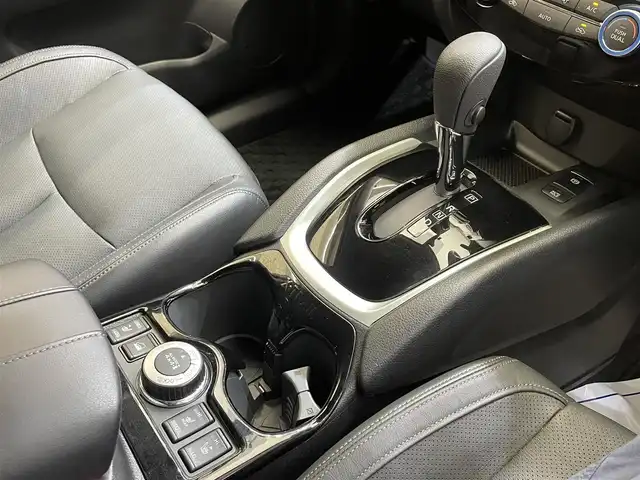 日産 エクストレイル モード・プレミア i 岩手県 2018(平30)年 2.1万km ブリリアントホワイトパール 特別仕様車/４WD/プロパイロット/本革シート/アラウンドビューモニター/MzSPEEDフロントグリル/パワーテールゲート/インテリジェントルームミラー/エマージェンシーブレーキ/ハイビームアシスト/ヒルディセントコントロール/車線逸脱防止支援/ブラインドスポットウォーニング/リヤクロストラフィックアラート/オートブレーキホールド/前後ソナー/横滑り防止装置/アイドリングストップ/シートヒーター(前席・後席左右)/純正ナビ/フルセグTV/ドライブレコーダー/ETC/LEDヘッドライト/フォグライト/純正１９インチアルミホイール